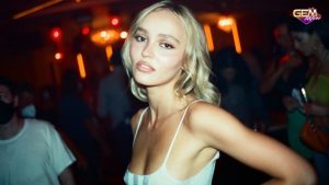 Lily Rose Depp học đòi 2 cô chị đi độn mông, nâng ngực ở Gemwin