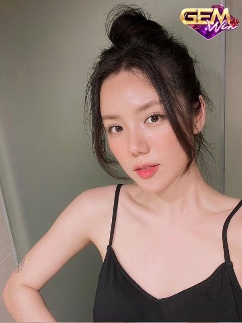 Ly từng bị chị gái Phương Linh ngăn cấm gia nhập vào ngành giải trí