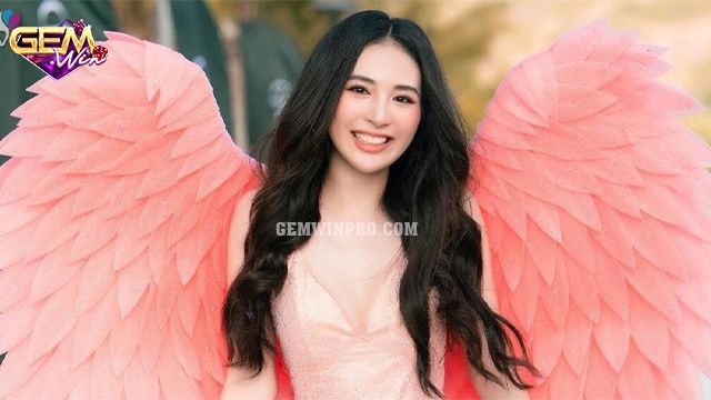 Hoa hậu Nguyễn Khánh My lọt Top 20 người đẹp biển 